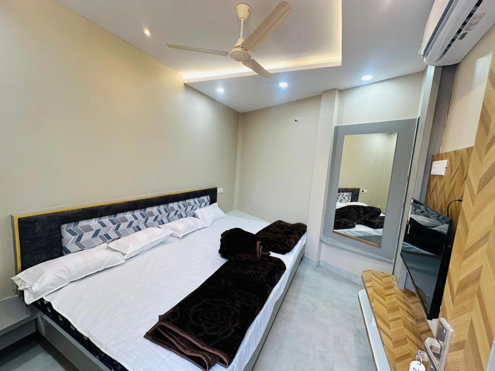 Hotel Om Shree Palace , Near Railway Station And Mahakal Lok Ujjain Exterior foto