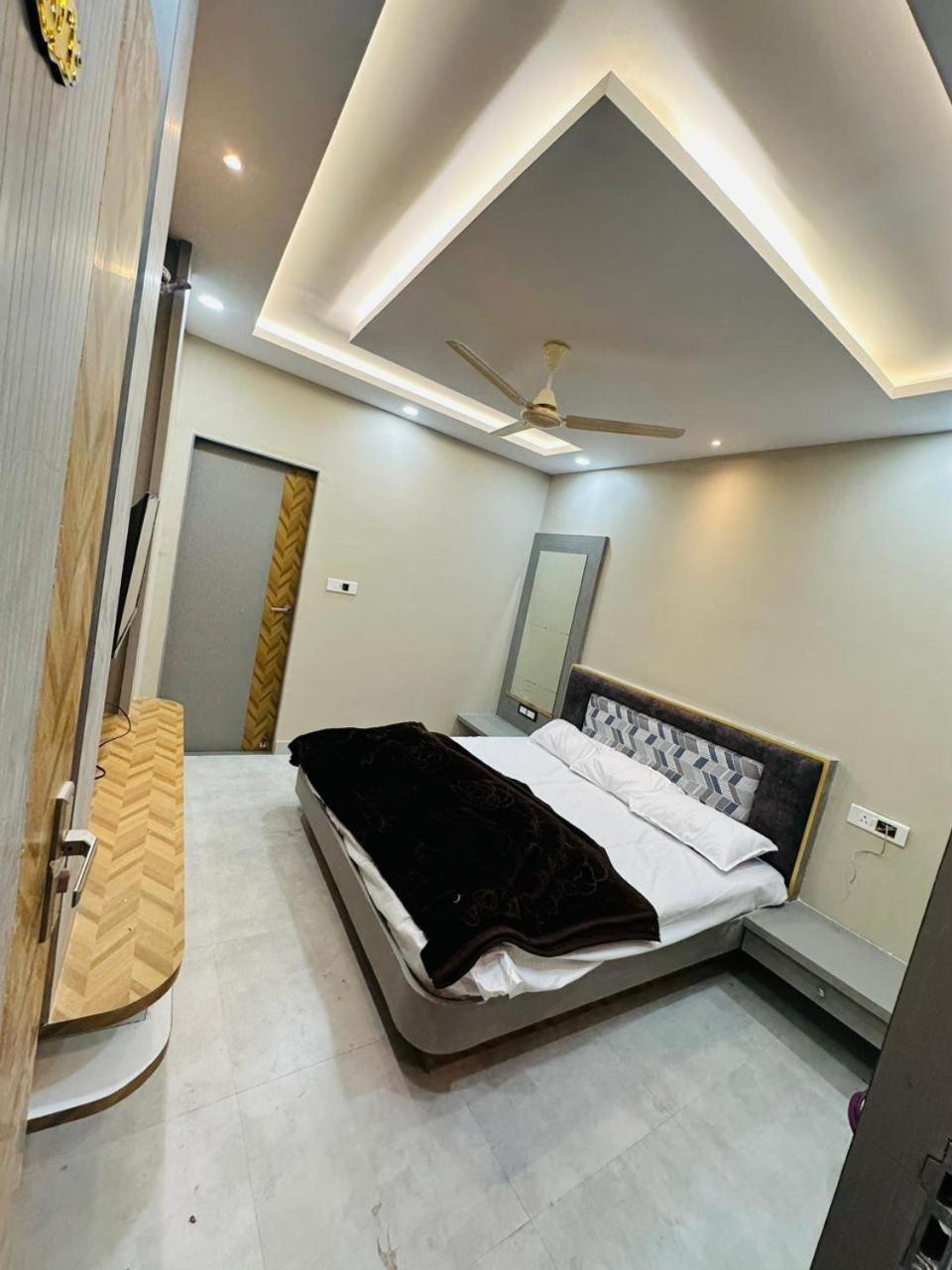 Hotel Om Shree Palace , Near Railway Station And Mahakal Lok Ujjain Exterior foto